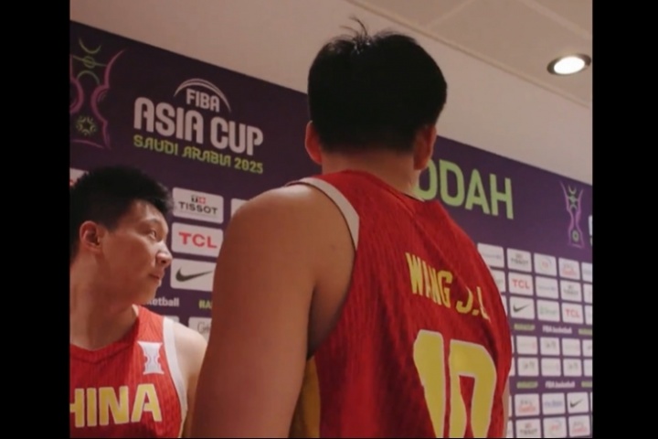 开云-澳大利亚在通道里大喊庆祝 王俊杰回头望了一眼 满脸不甘